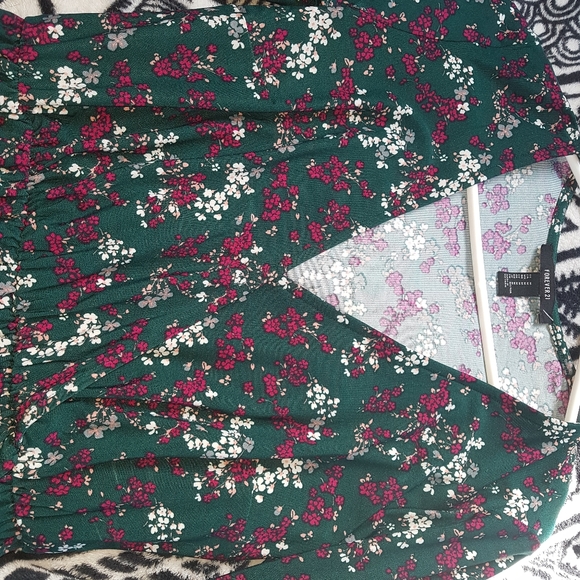 Long sleeve knee length dress. - Picture 4 of 5